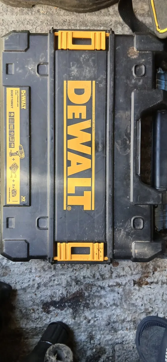 Dewalt 18v drill with 2 batterys and charger - Image 2