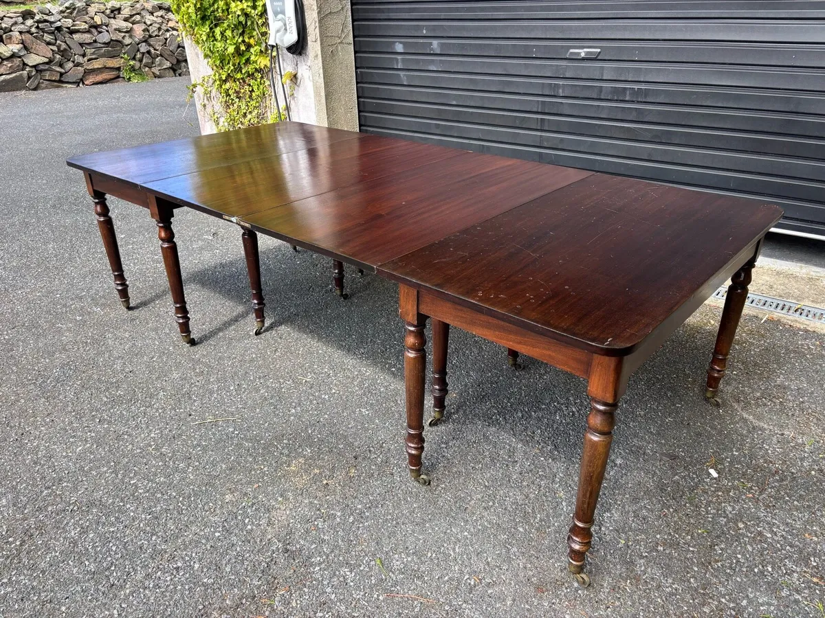Mahogany dining table - Image 1