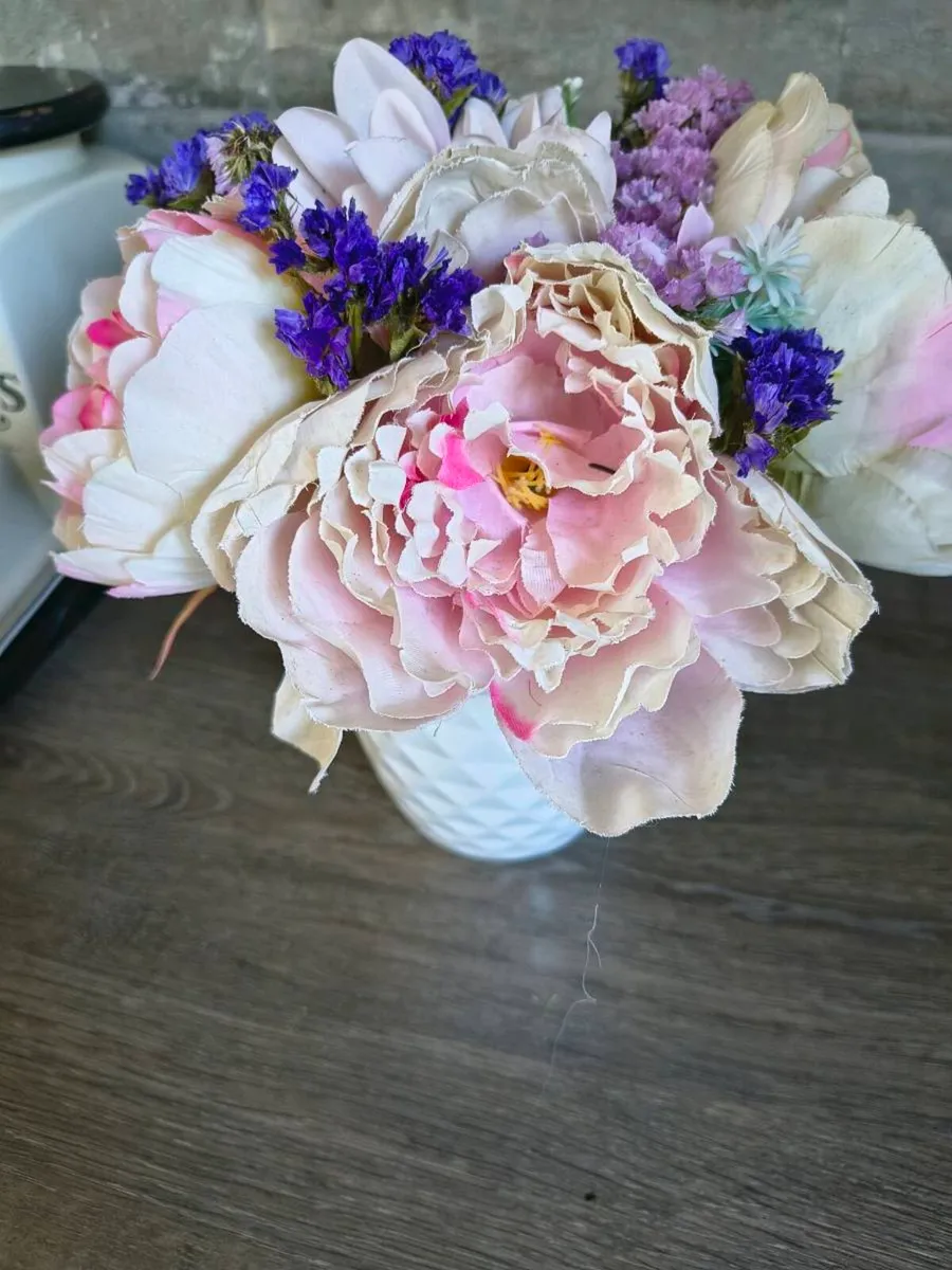 Artificial flower arrangement/ceramic pot - Image 2