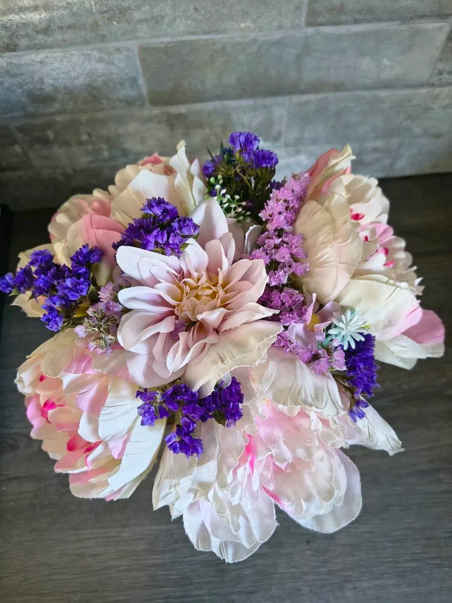 Artificial flower arrangement/ceramic pot - Image 1