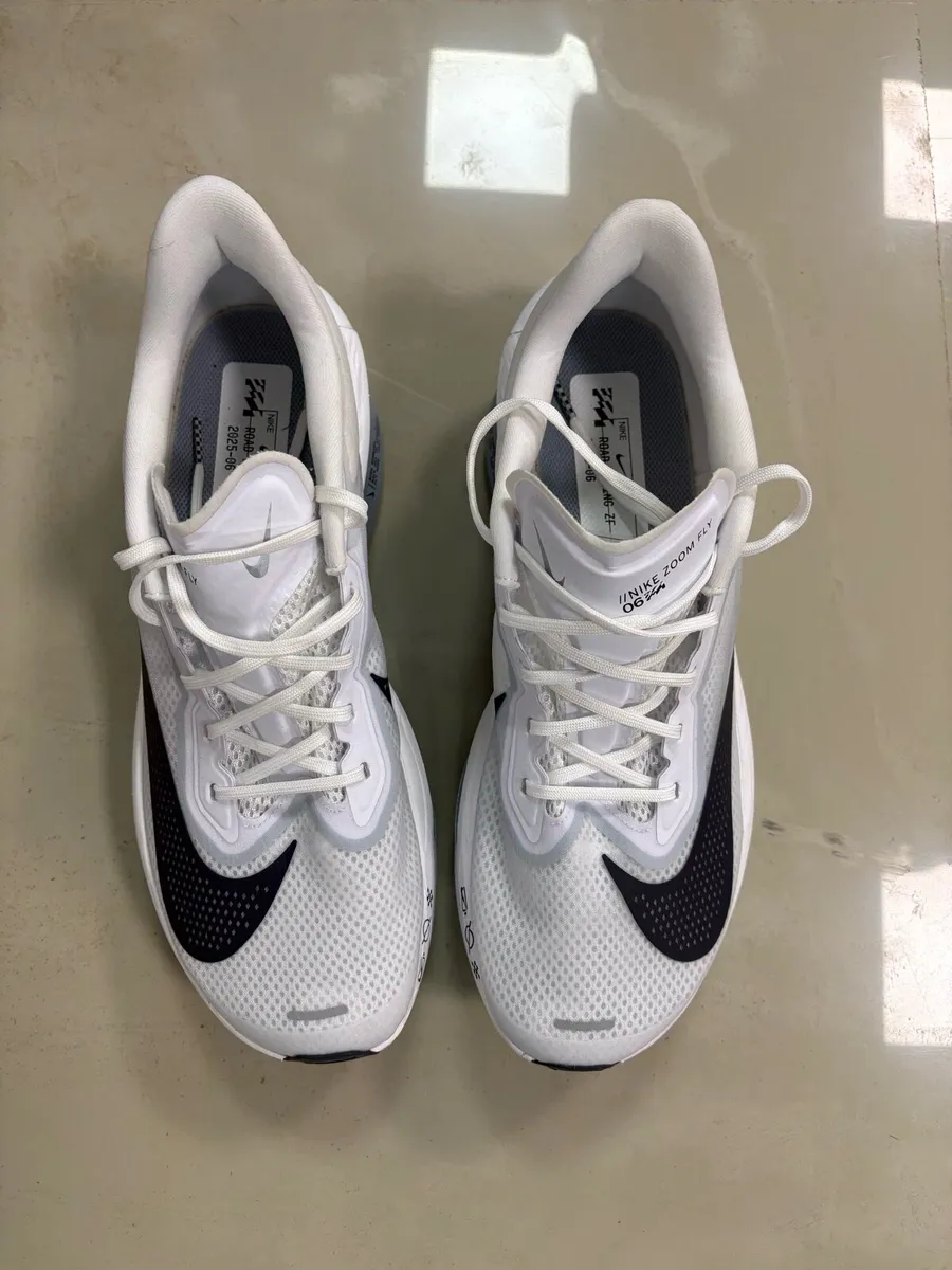 Nike zoom fly running shoes - Image 1