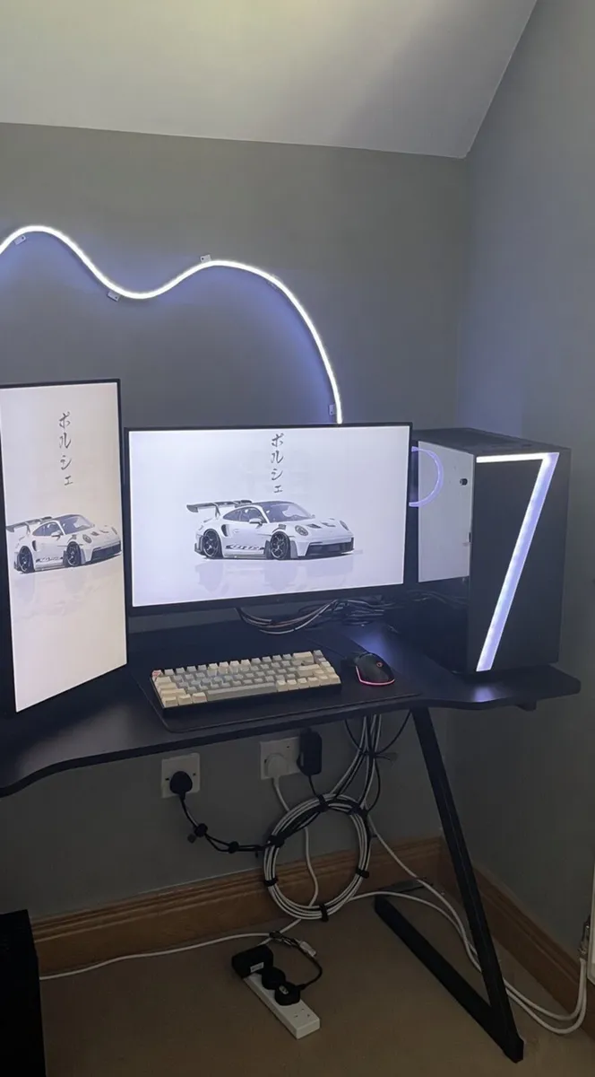 Pc with monitor and keyboard - Image 1