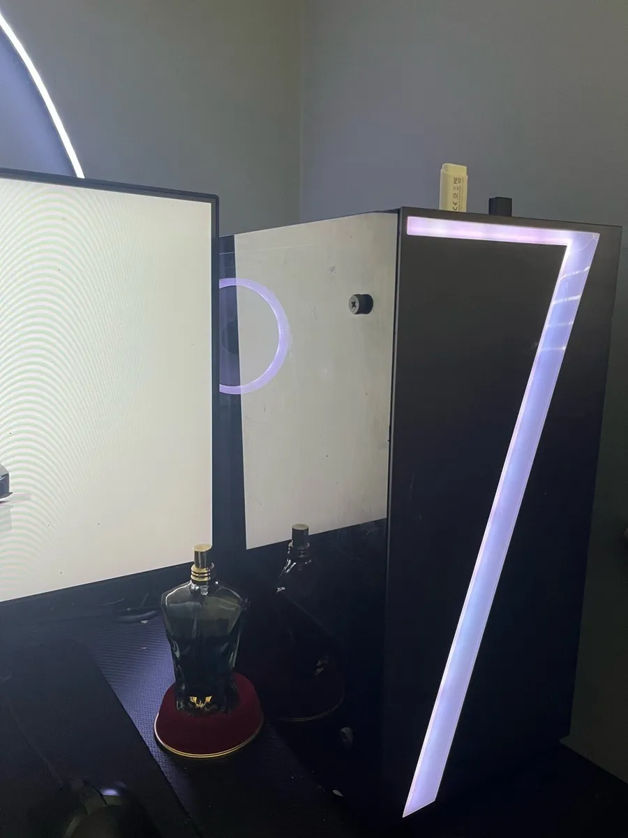 Pc with monitor and keyboard - Image 2