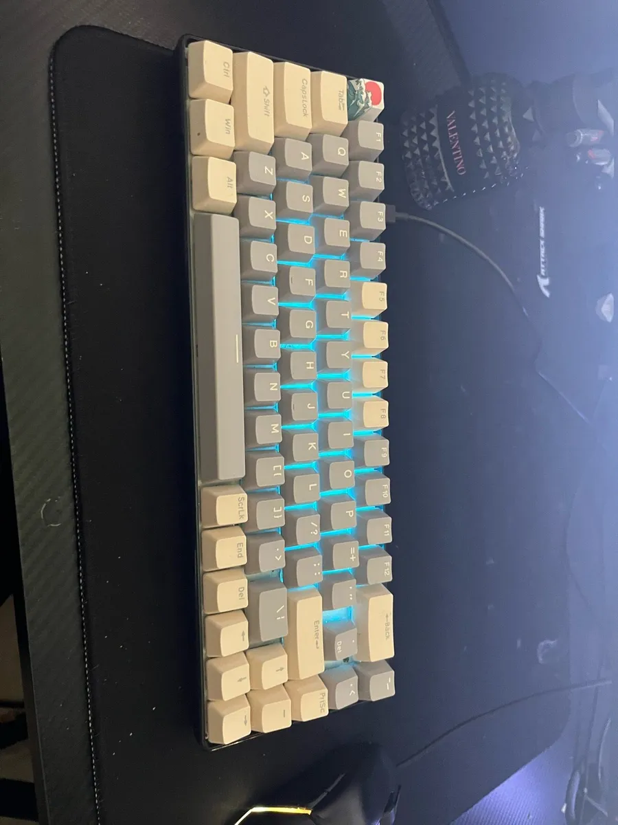 Pc with monitor and keyboard - Image 3