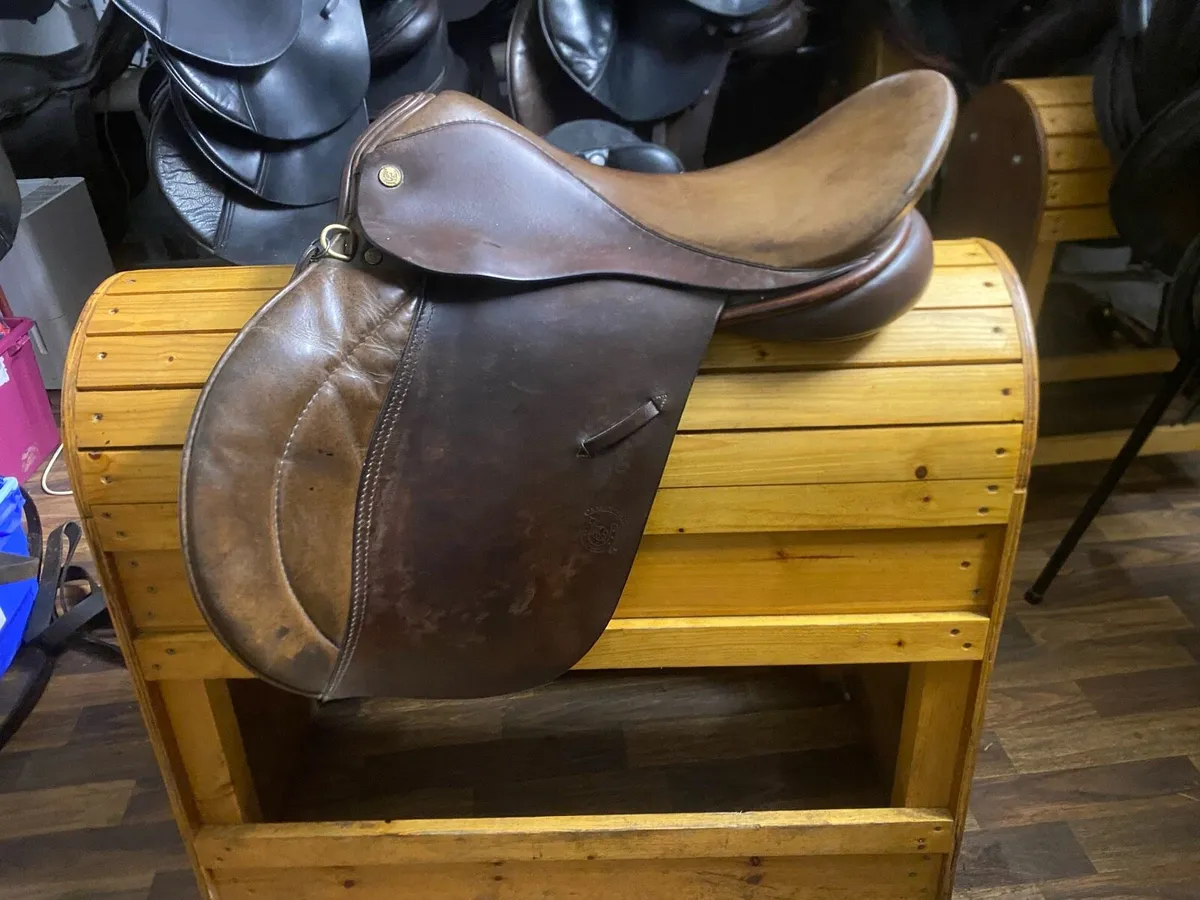 Symonds 17.5 brown Leather saddle - Image 1