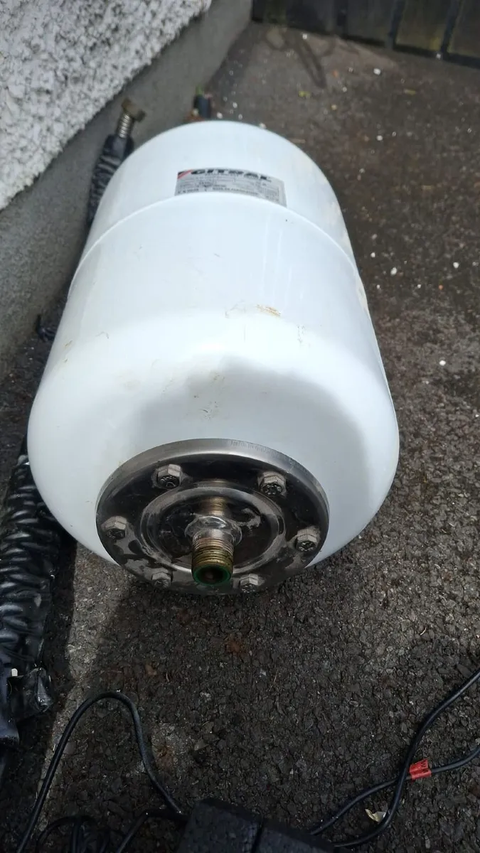 Joule Solar Pump Station & Expansion Vessel - Image 1