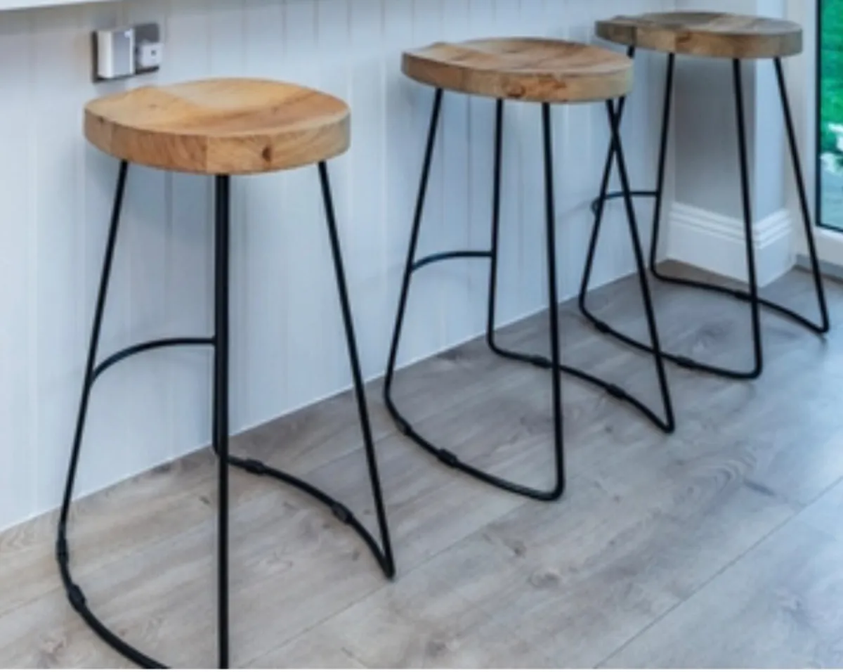 3 kitchen island stools - Image 1