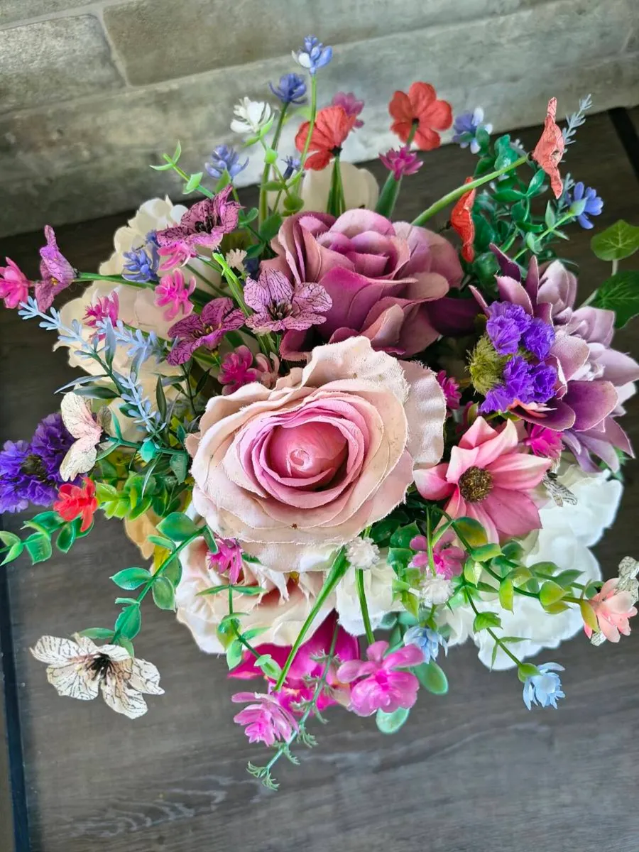 Artificial flower arrangement - Image 1
