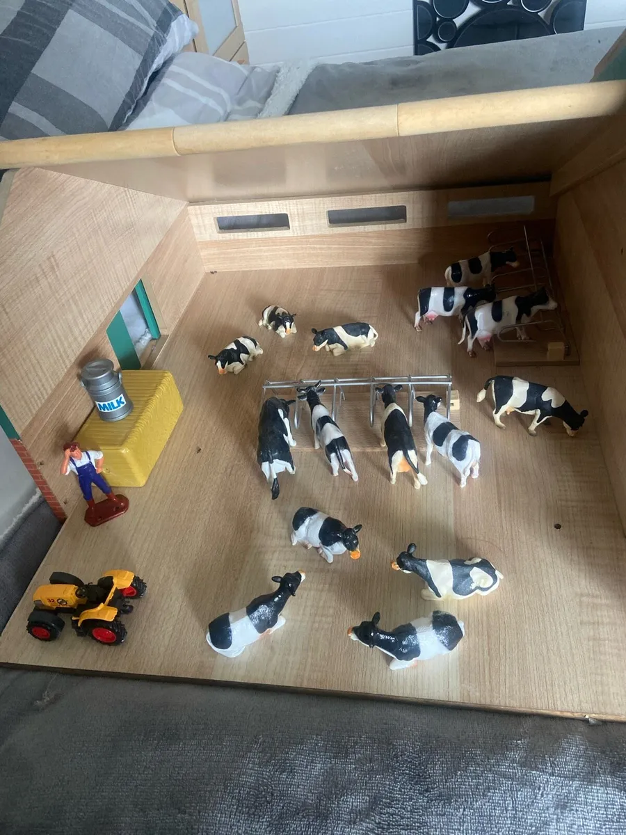 1:32 scale kids globe wooden farm shed with toys. - Image 3