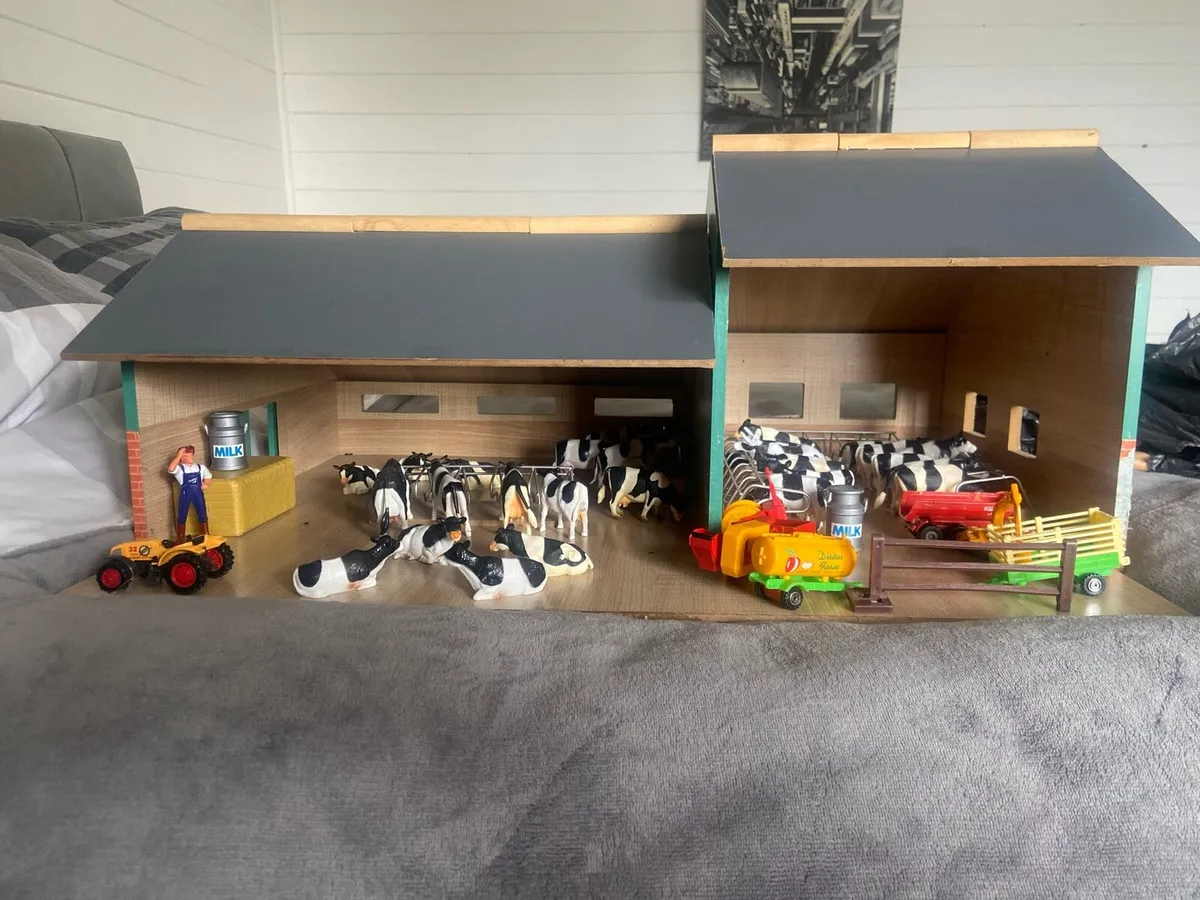 1:32 scale kids globe wooden farm shed with toys. - Image 4