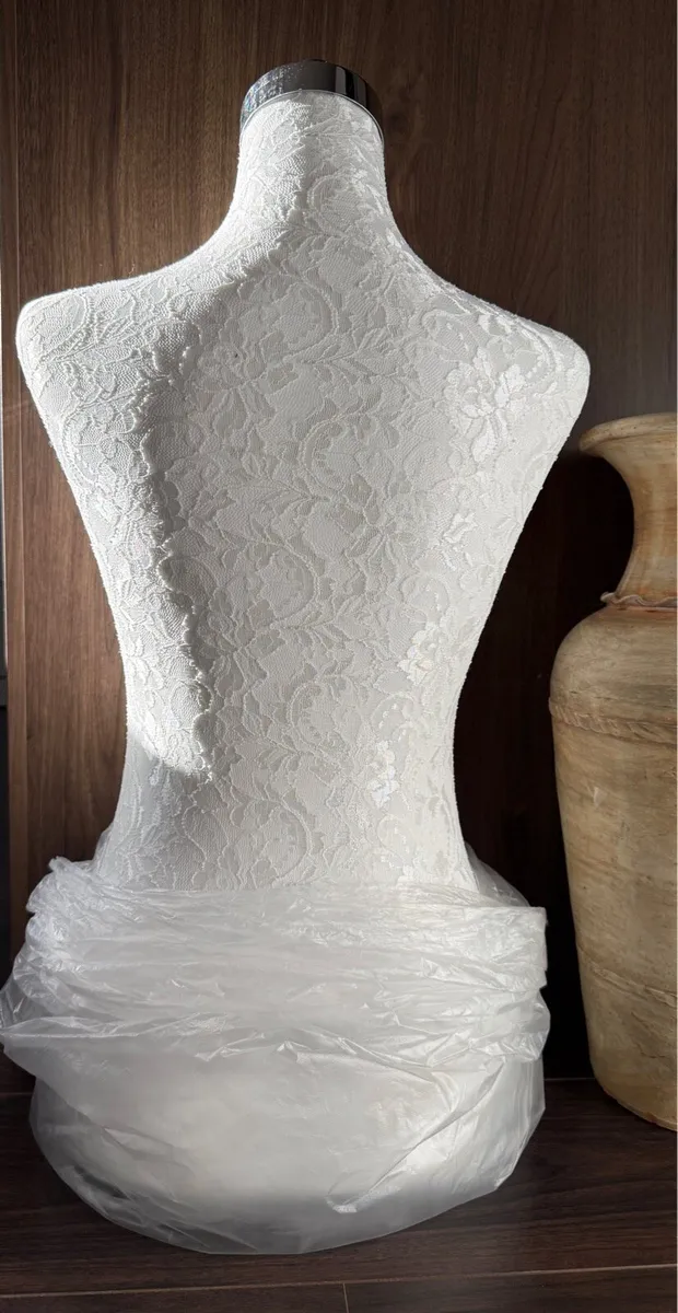 Beautiful Ladies White Lace Bust - Female Display - Image 3