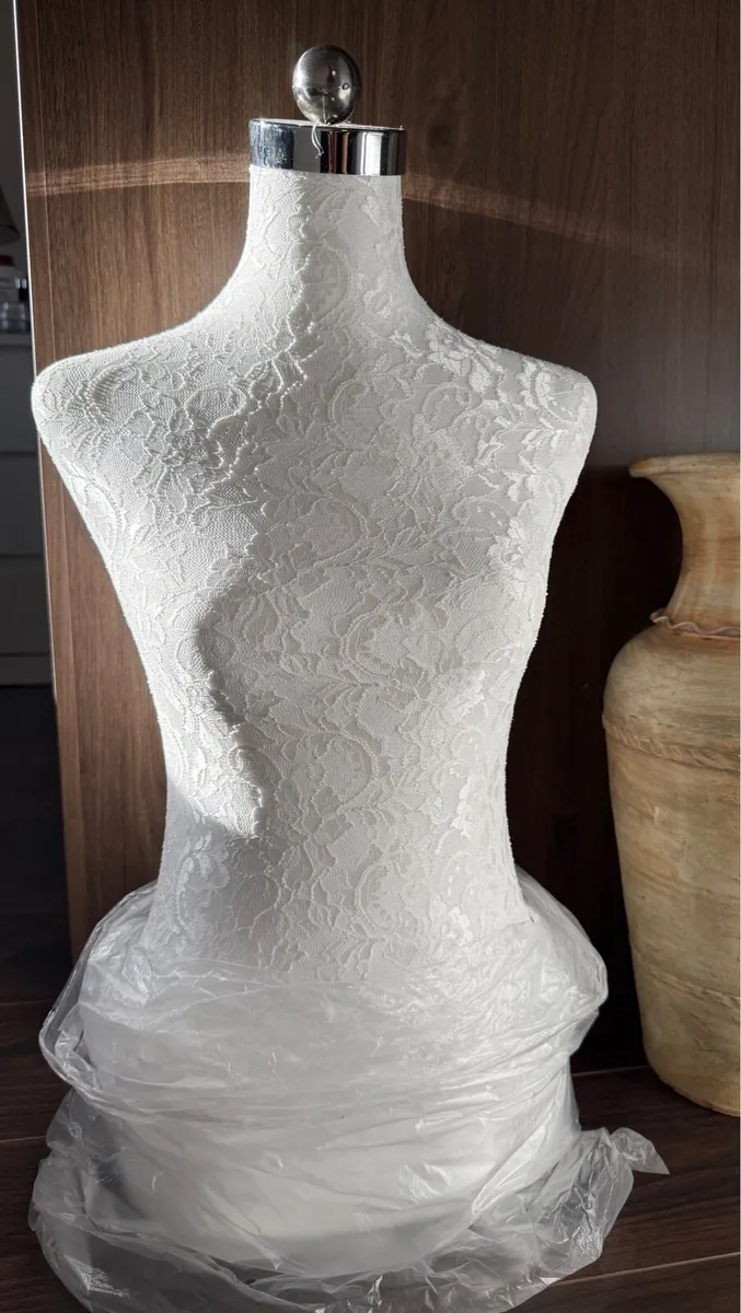 Beautiful Ladies White Lace Bust - Female Display - Image 2