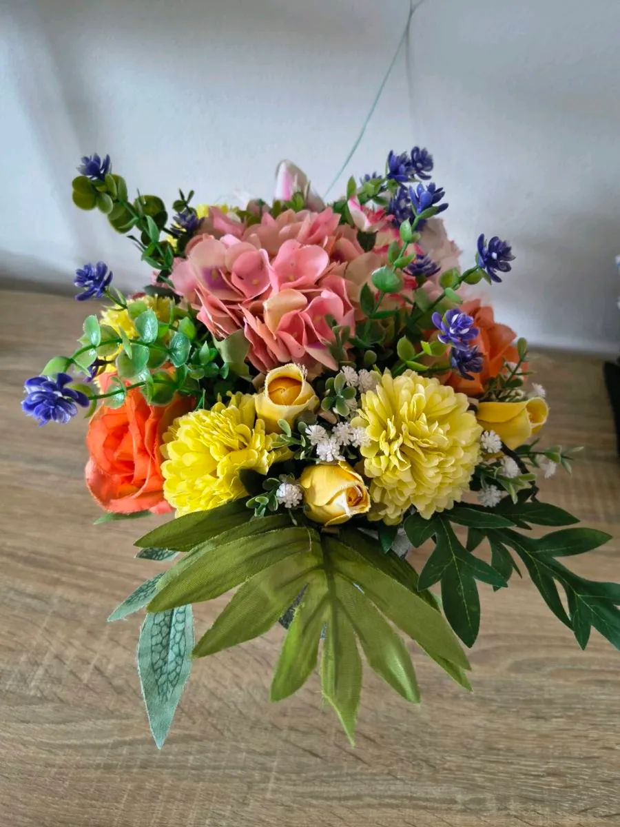 Artificial flower arrangement - Image 1