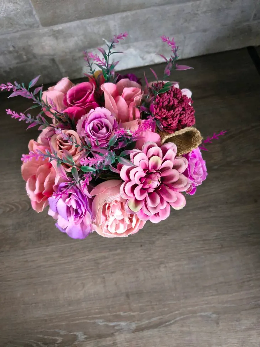 Artificial flower arrangement/pot - Image 1