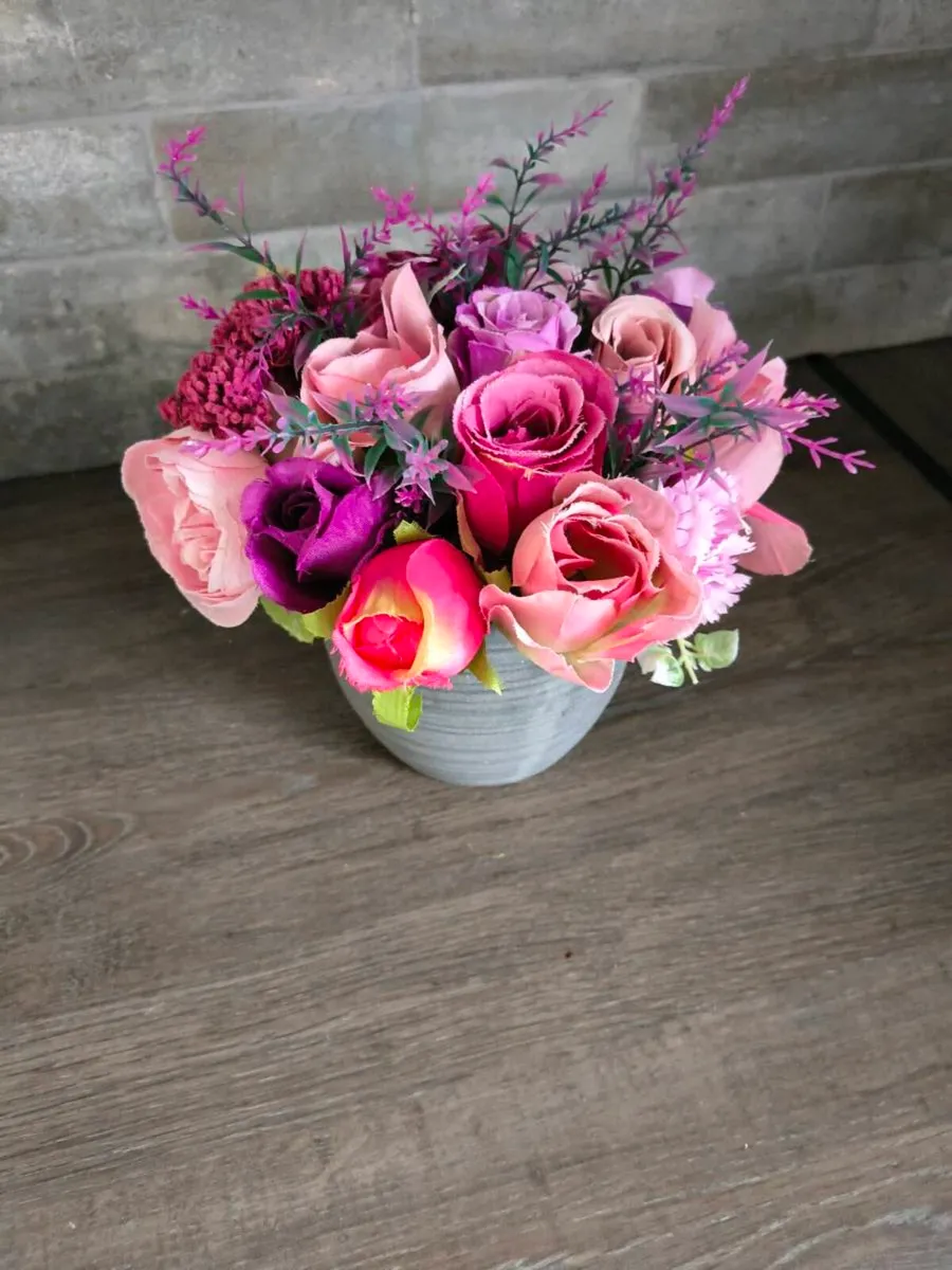 Artificial flower arrangement/pot - Image 3