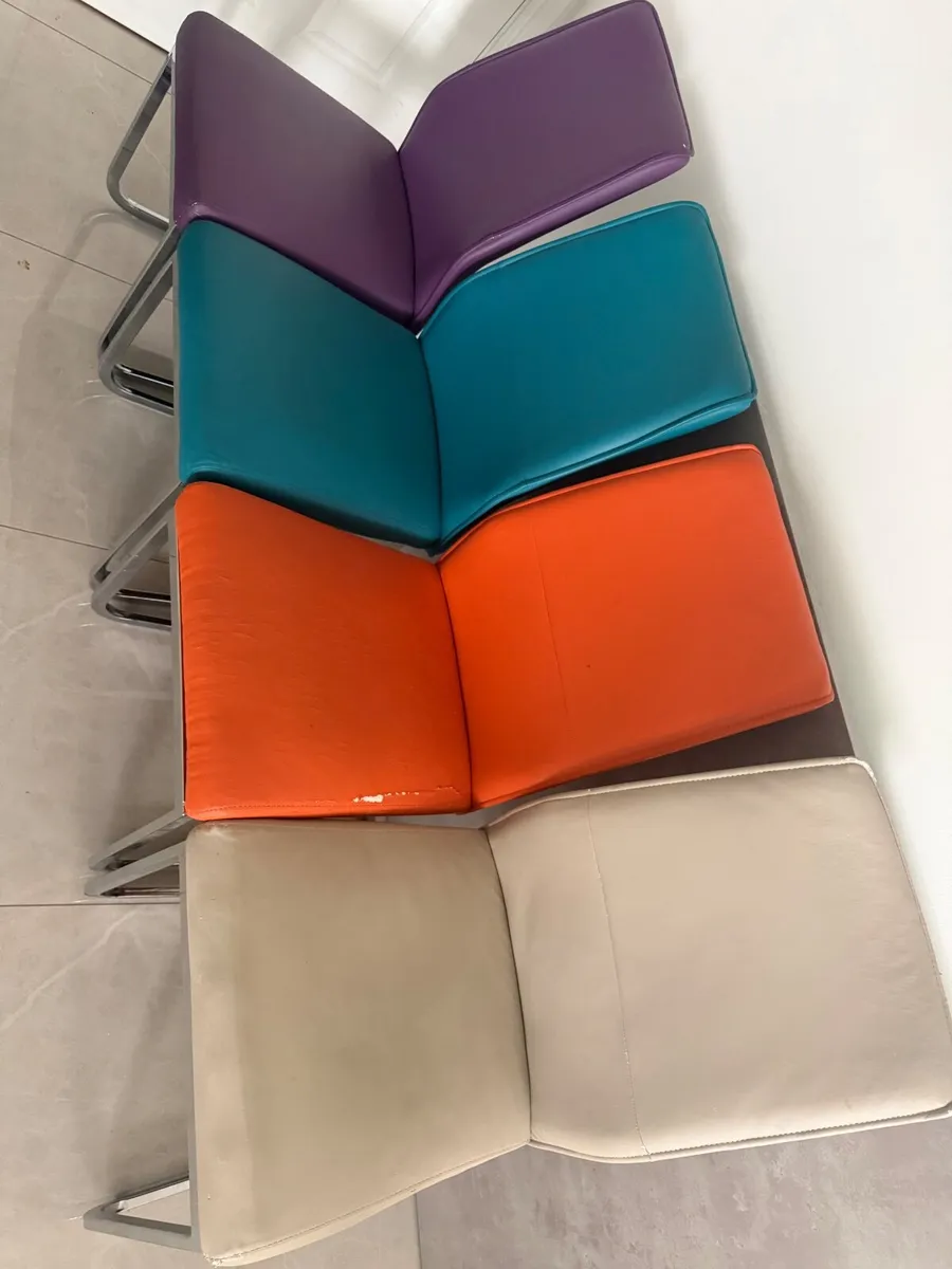 Table and 4 chairs - Image 1
