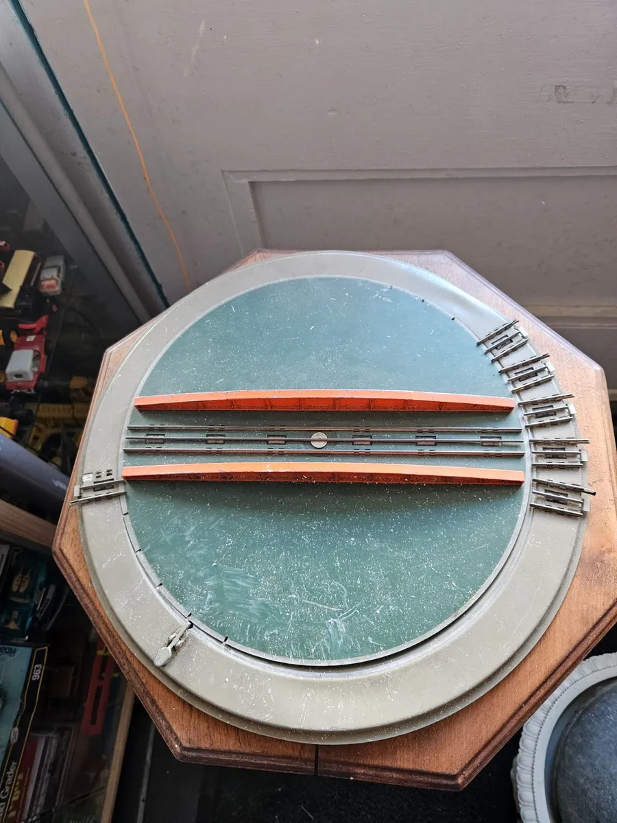 Hornby OO Gauge 3 Rail Turntable - Image 1