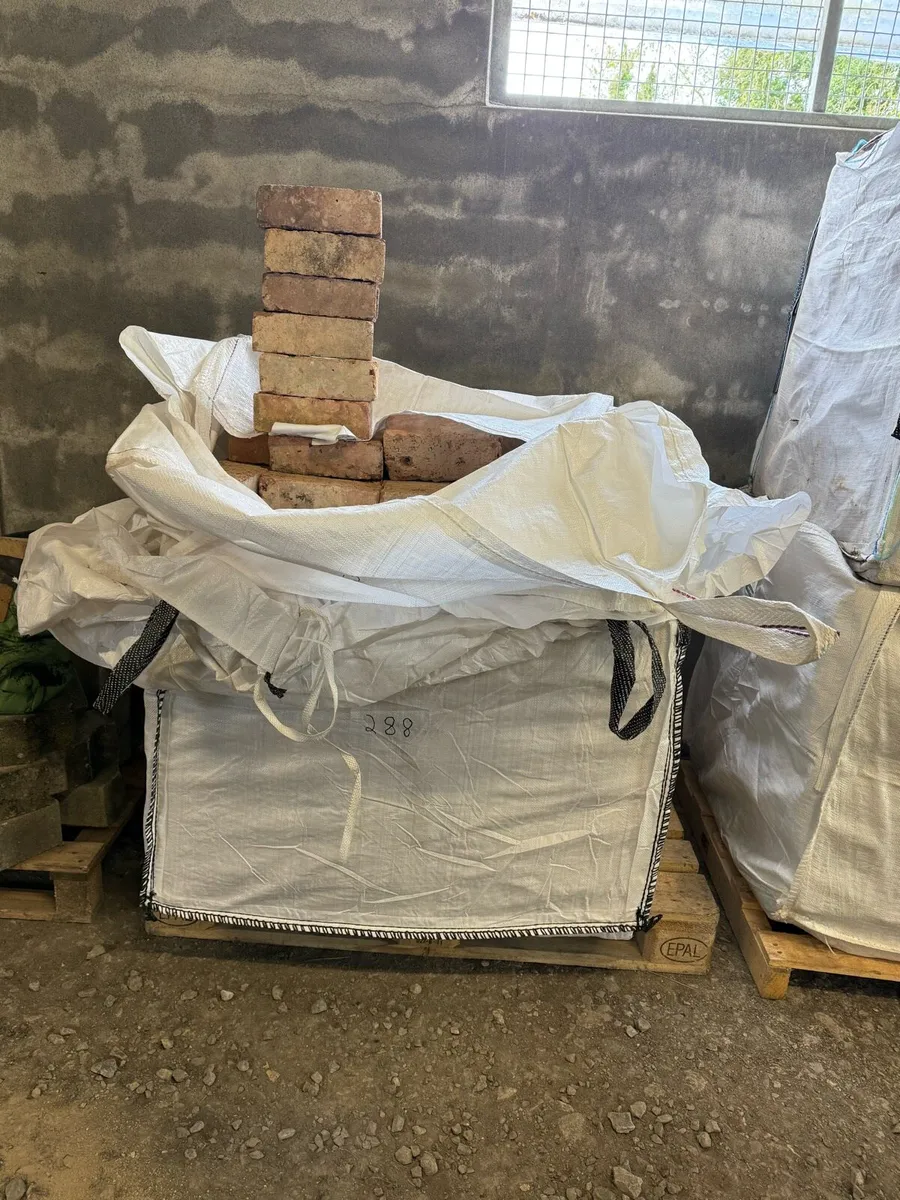 812 Reclaimed excellent condition bricks - Image 2