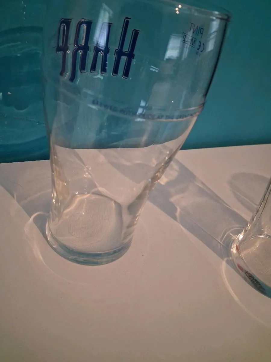 3 vintage embossed Harp lager glasses - Image 4