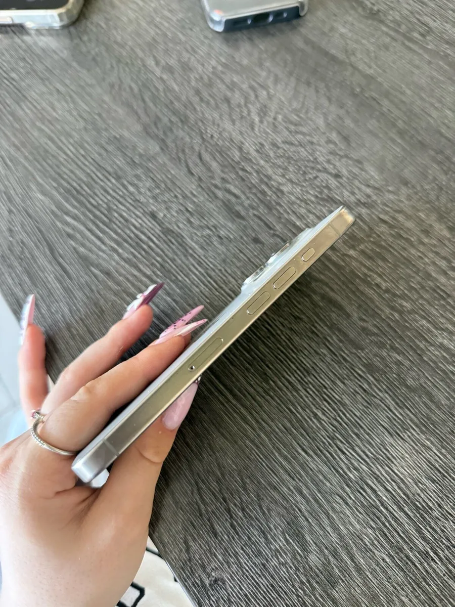 iPhone 15 Pro - Image 4