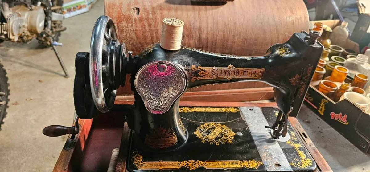 Singer sewing machine - Image 2