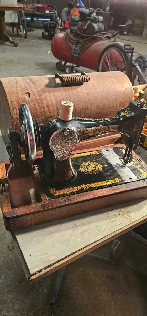 Singer sewing machine - Image 4