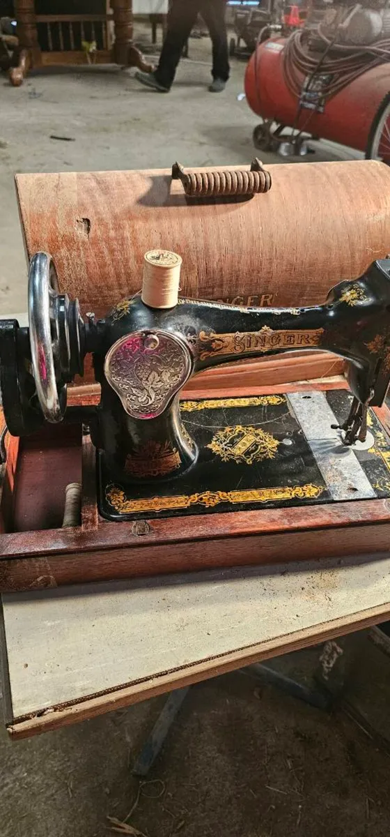 Singer sewing machine - Image 3