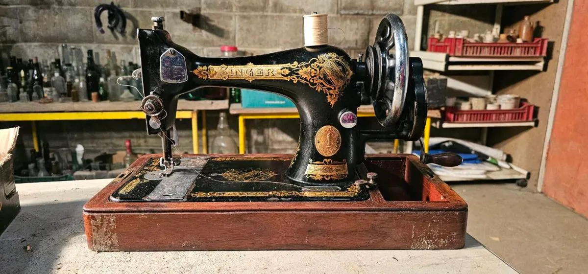 Singer sewing machine - Image 1