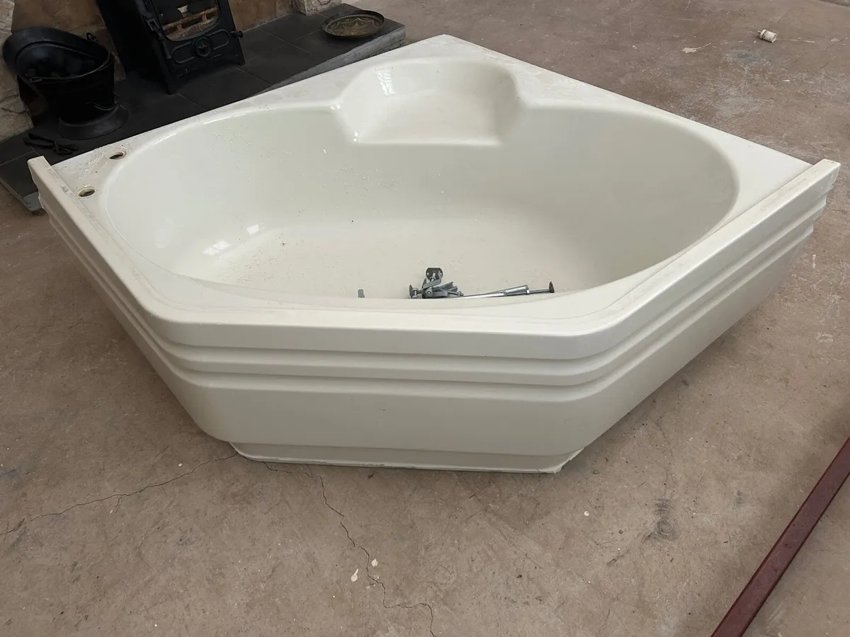Corner Bath - Image 3