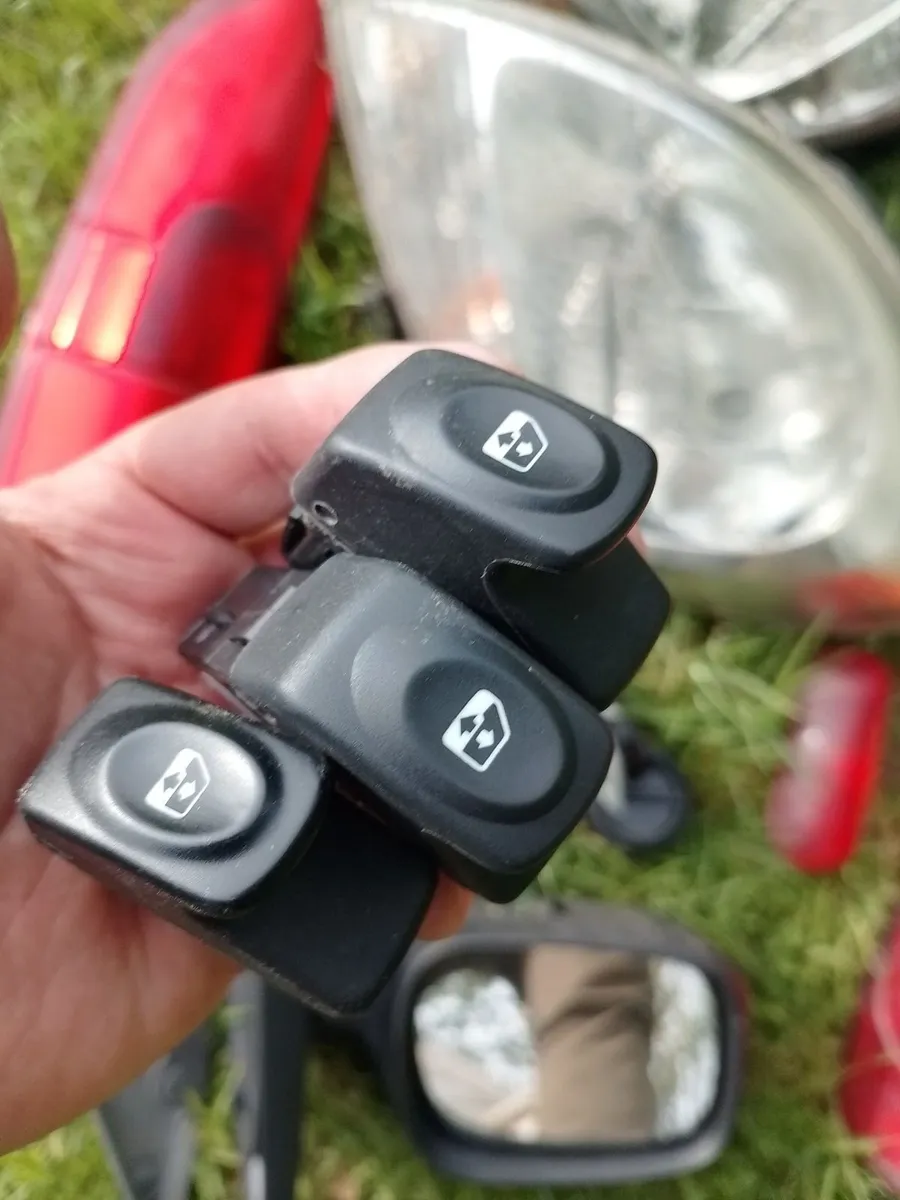 2005 Renault Kangoo Lights and Window Switches - Image 2