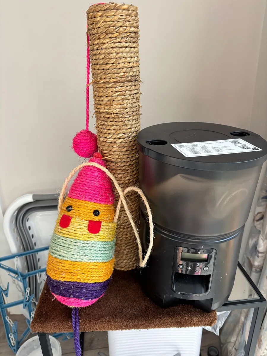 Cat feeder and scratching pole and toy - Image 3