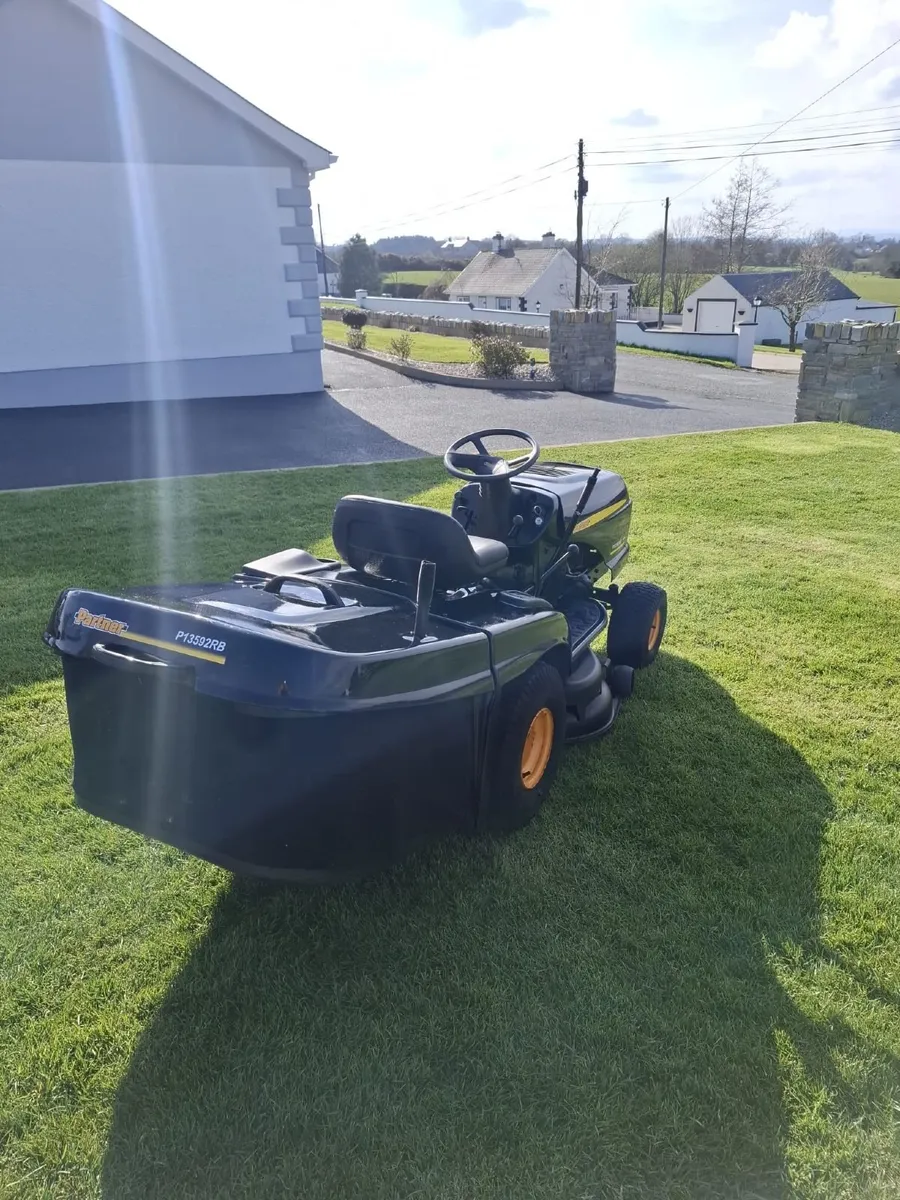 Partner ride on lawnmower - Image 4
