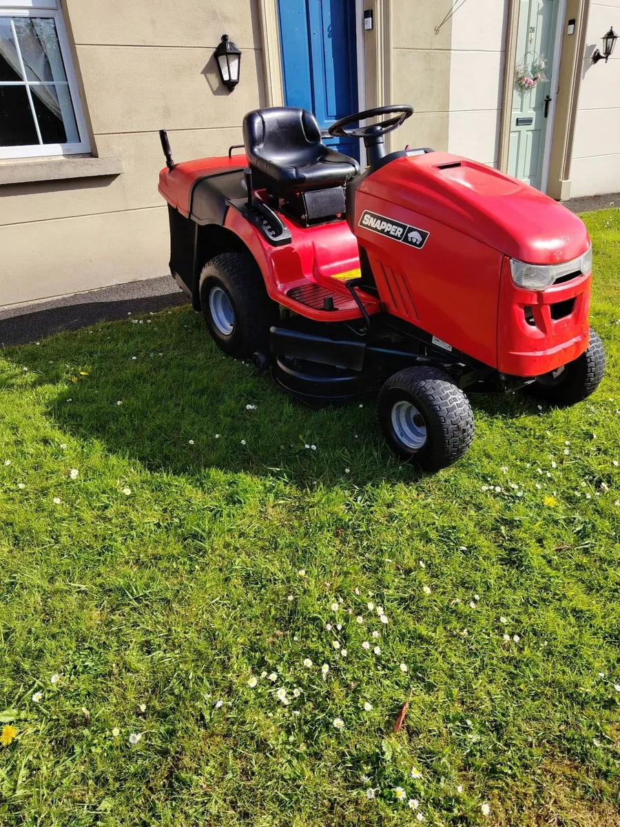 Snapper ride on lawnmower - Image 1