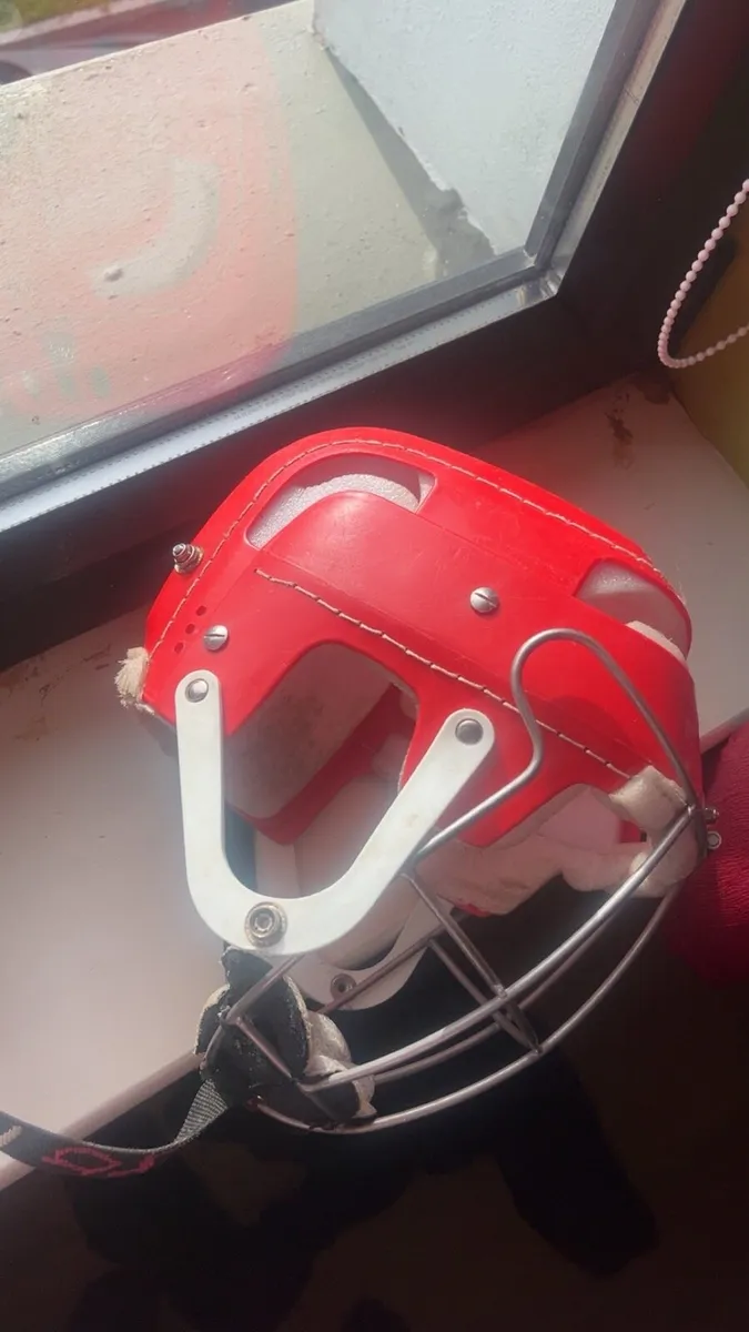 Old gen gola hurling helmet - Image 3