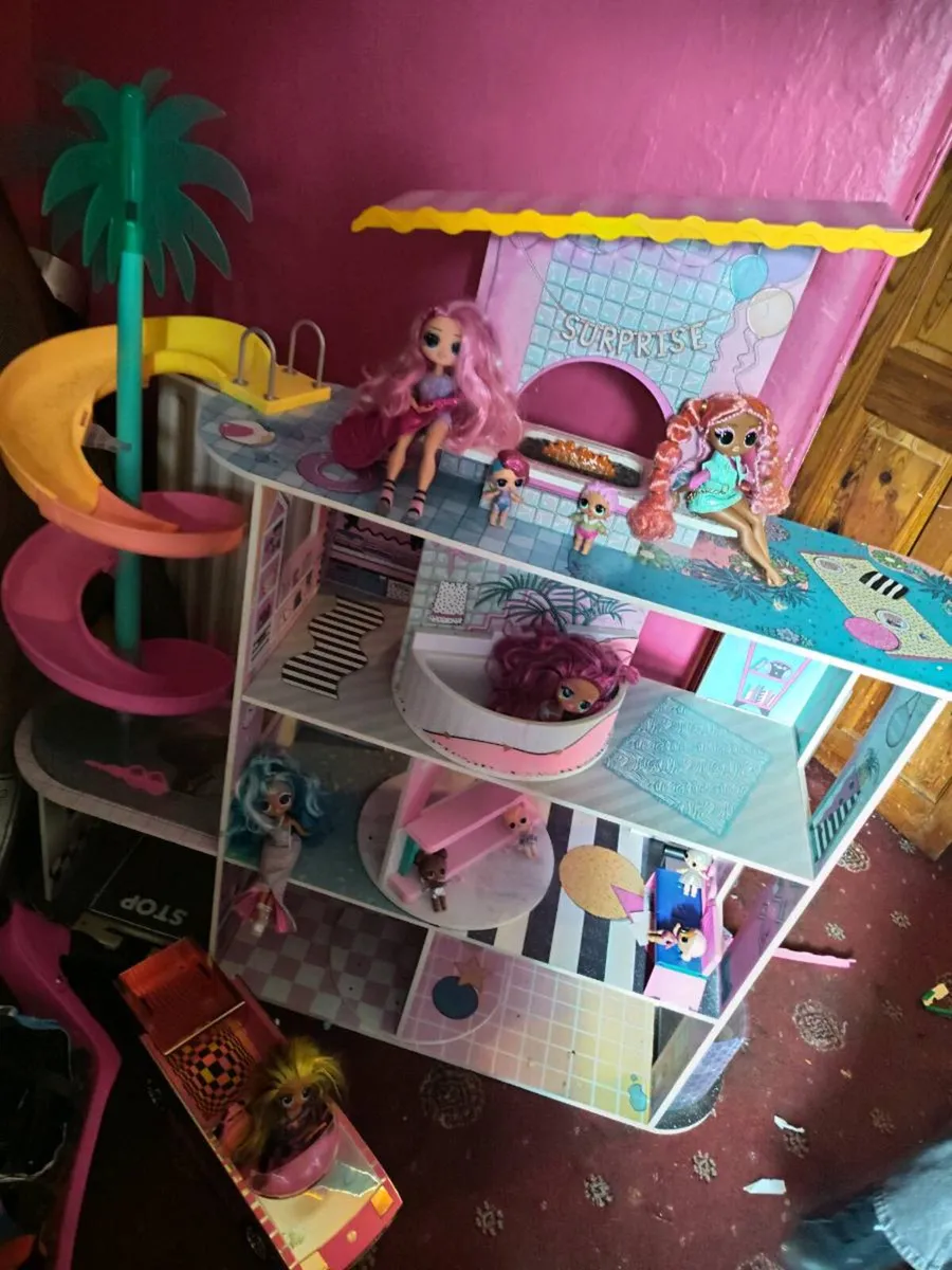 LOL OMG Fashion house includes lol omg dolls etc