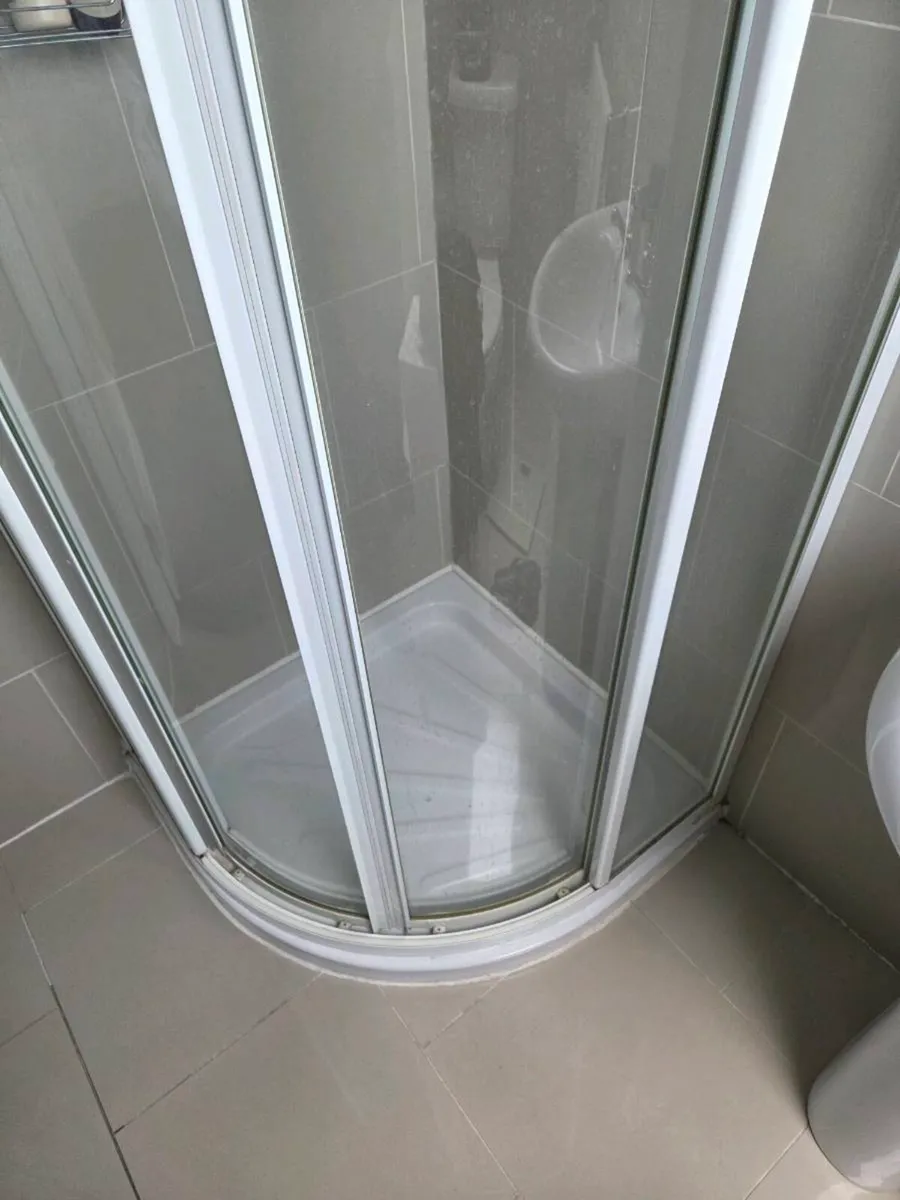 Bathroom suite - Image 1