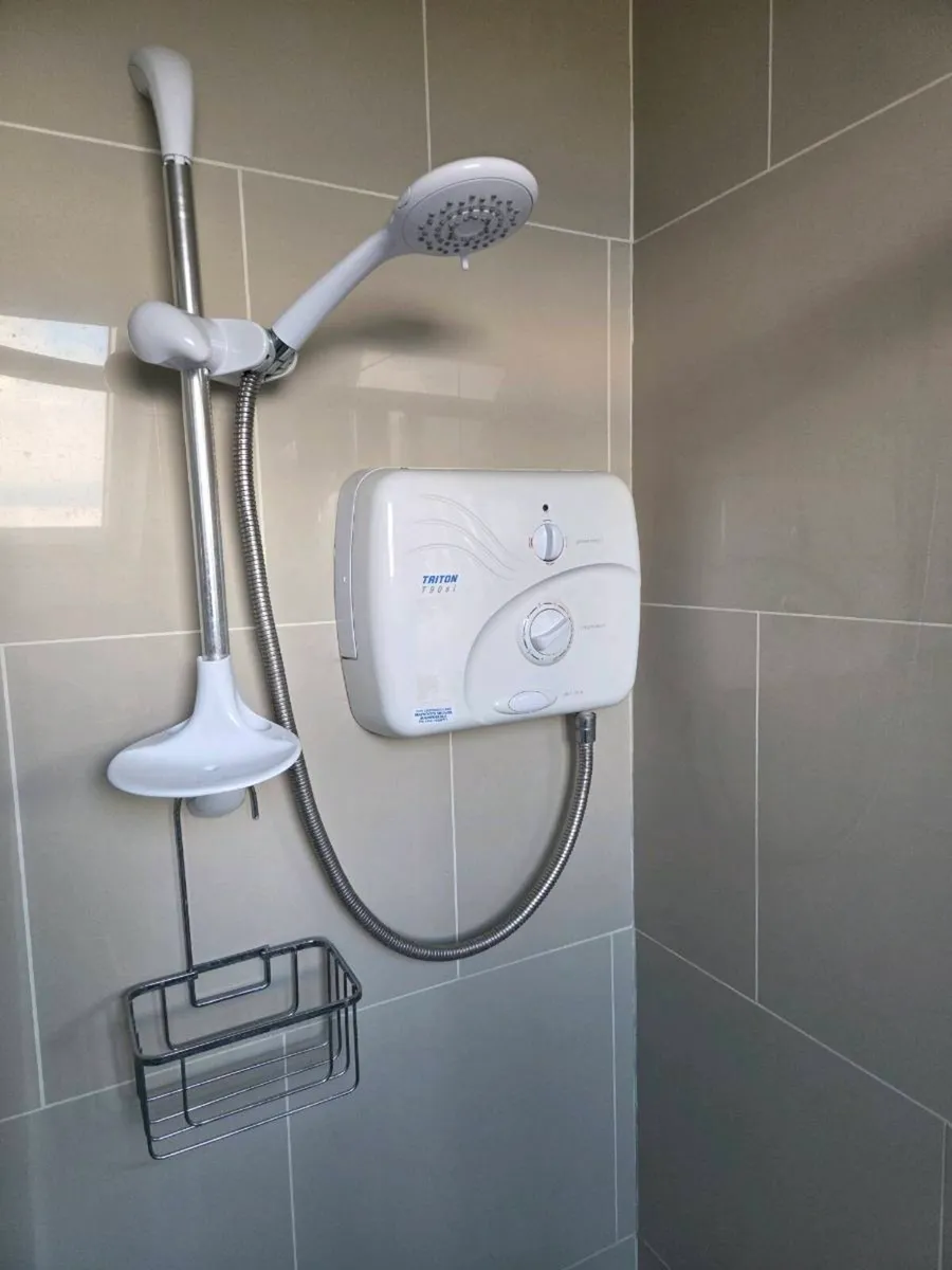 Bathroom suite - Image 2