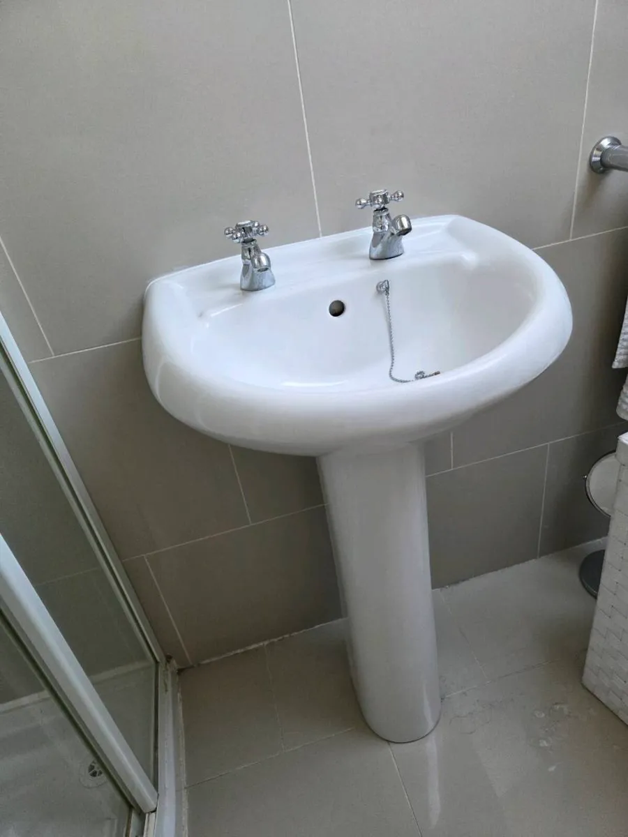 Bathroom suite - Image 4