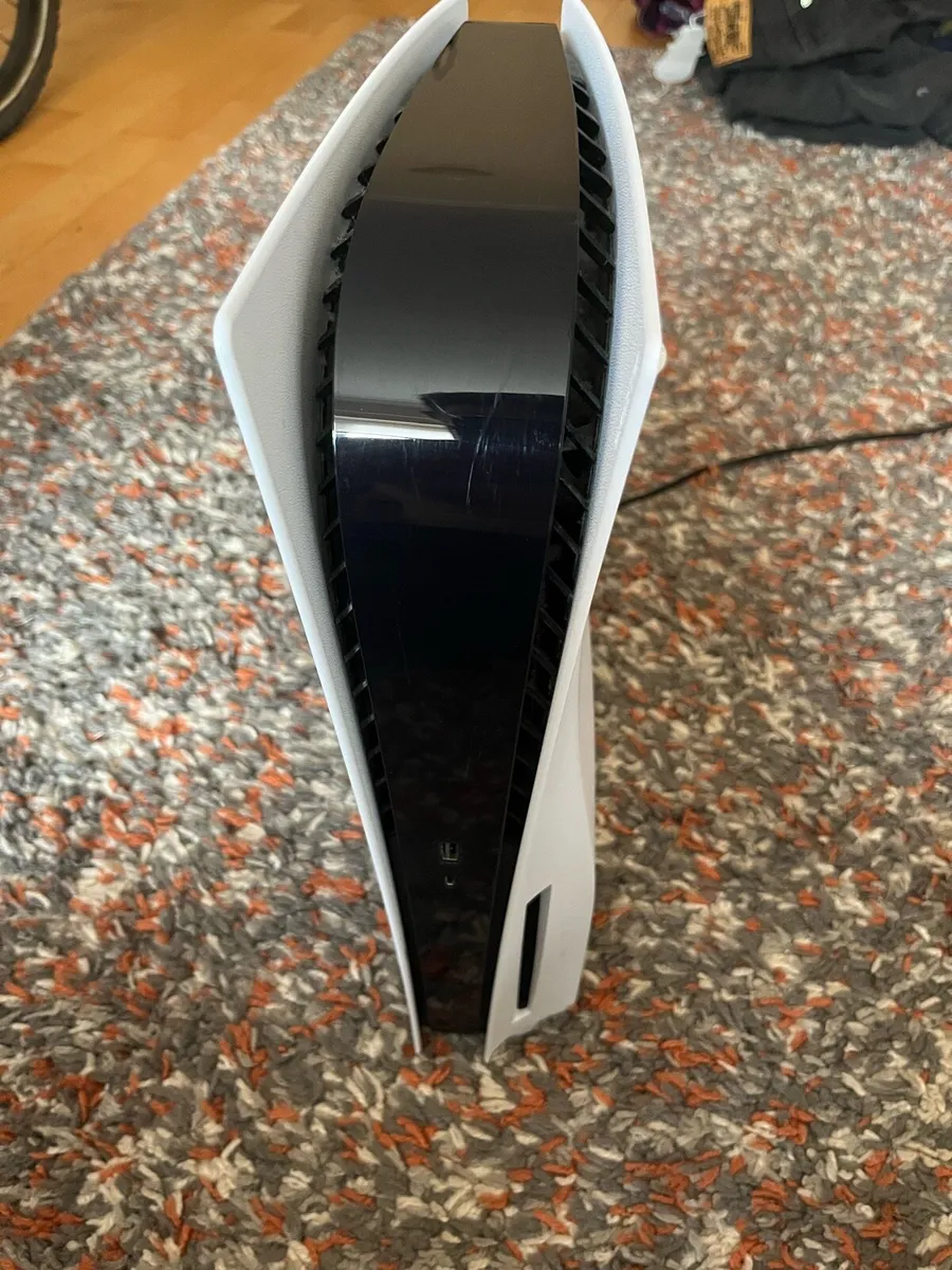 PS5 disc edition + 2 controllers - Image 1