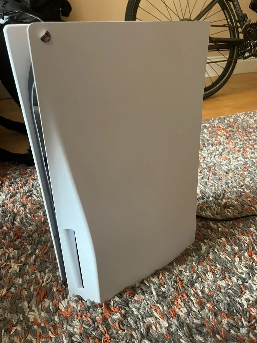 PS5 disc edition + 2 controllers - Image 2