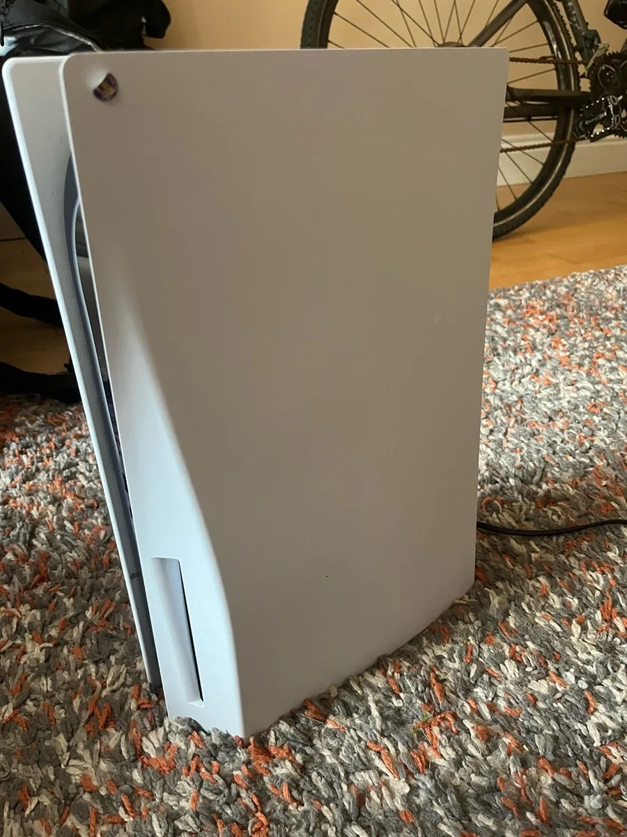 PS5 disc edition + 2 controllers - Image 3