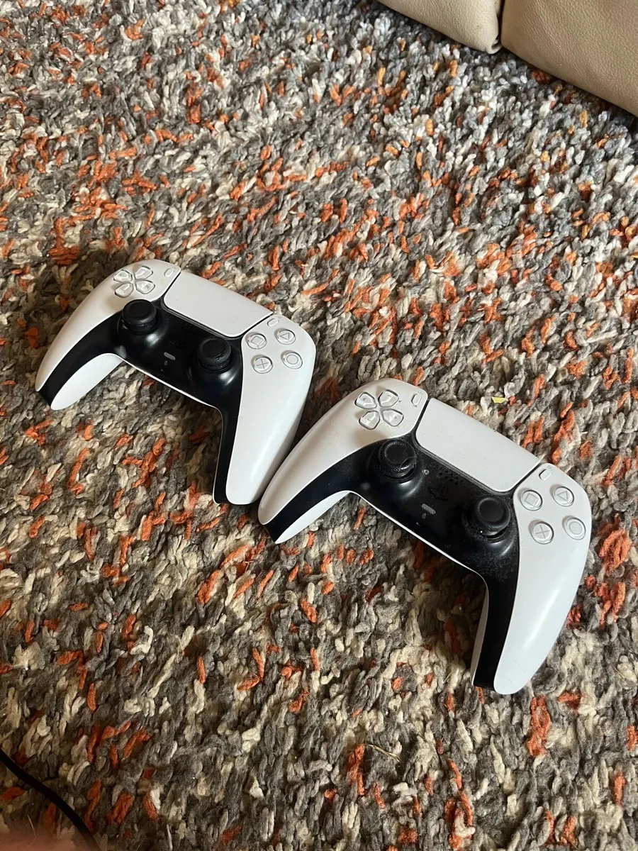 PS5 disc edition + 2 controllers - Image 4