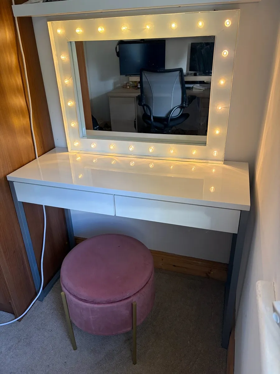 Dressing table and mirror. - Image 1