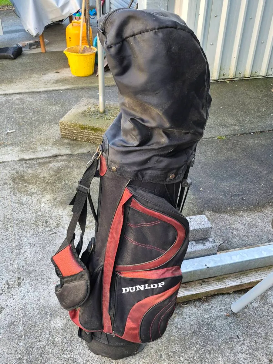 Dunlop golf clubs and bag - Image 1