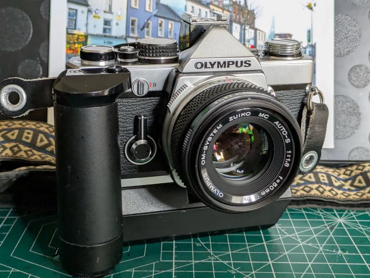 Olympus OM2 N + Zuiko 50mm 1.8 lens + winder - Image 1