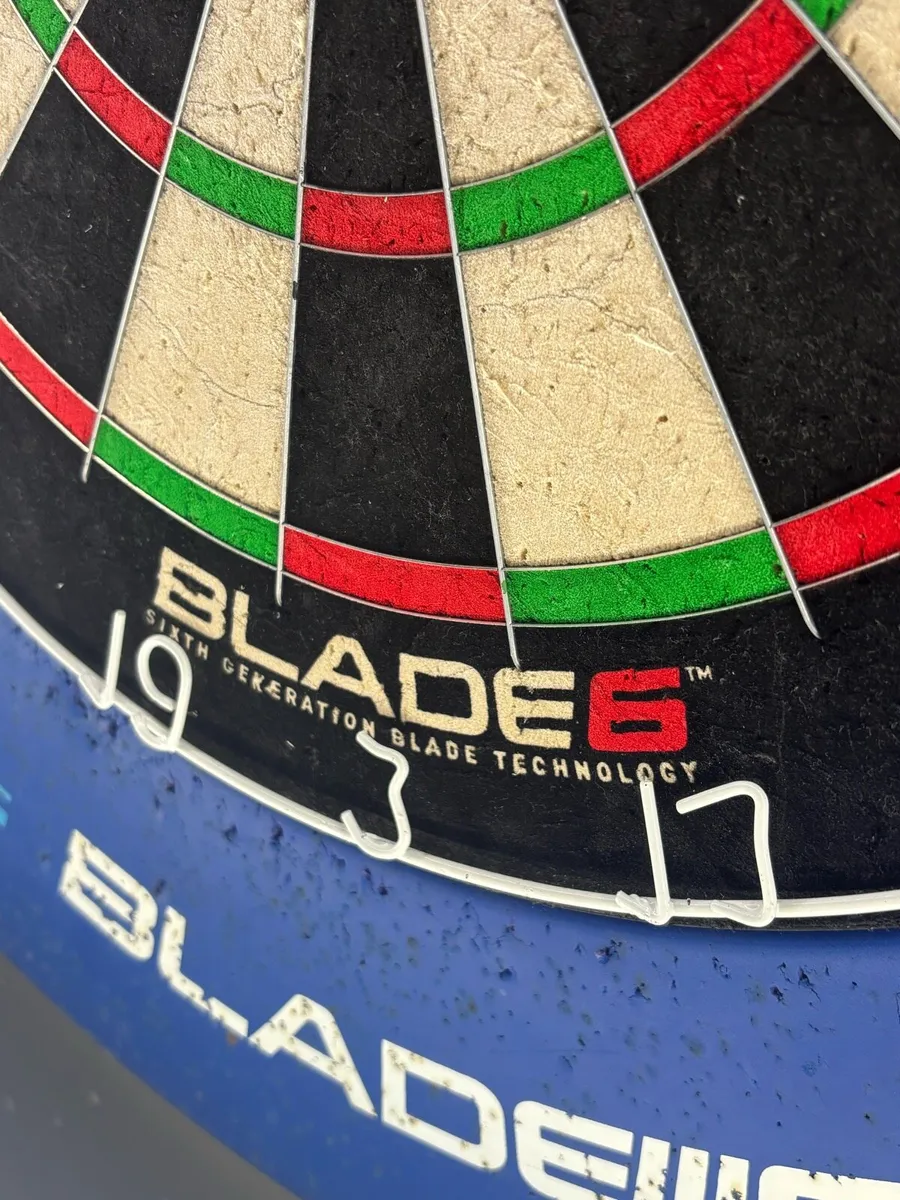 blade 6 dart board surround light and darts set - Image 3