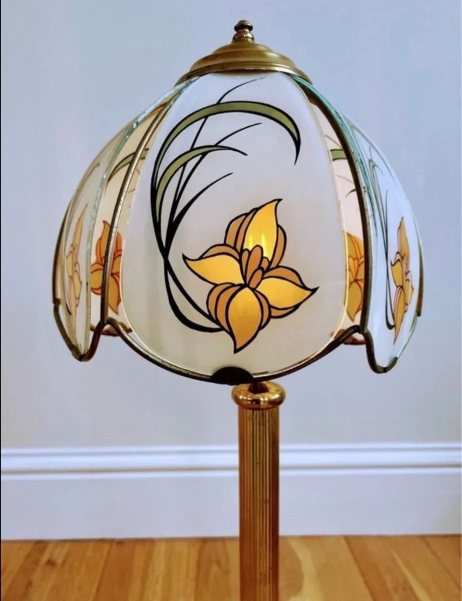 Vintage brass lamp with a Hollywood shade - Image 2