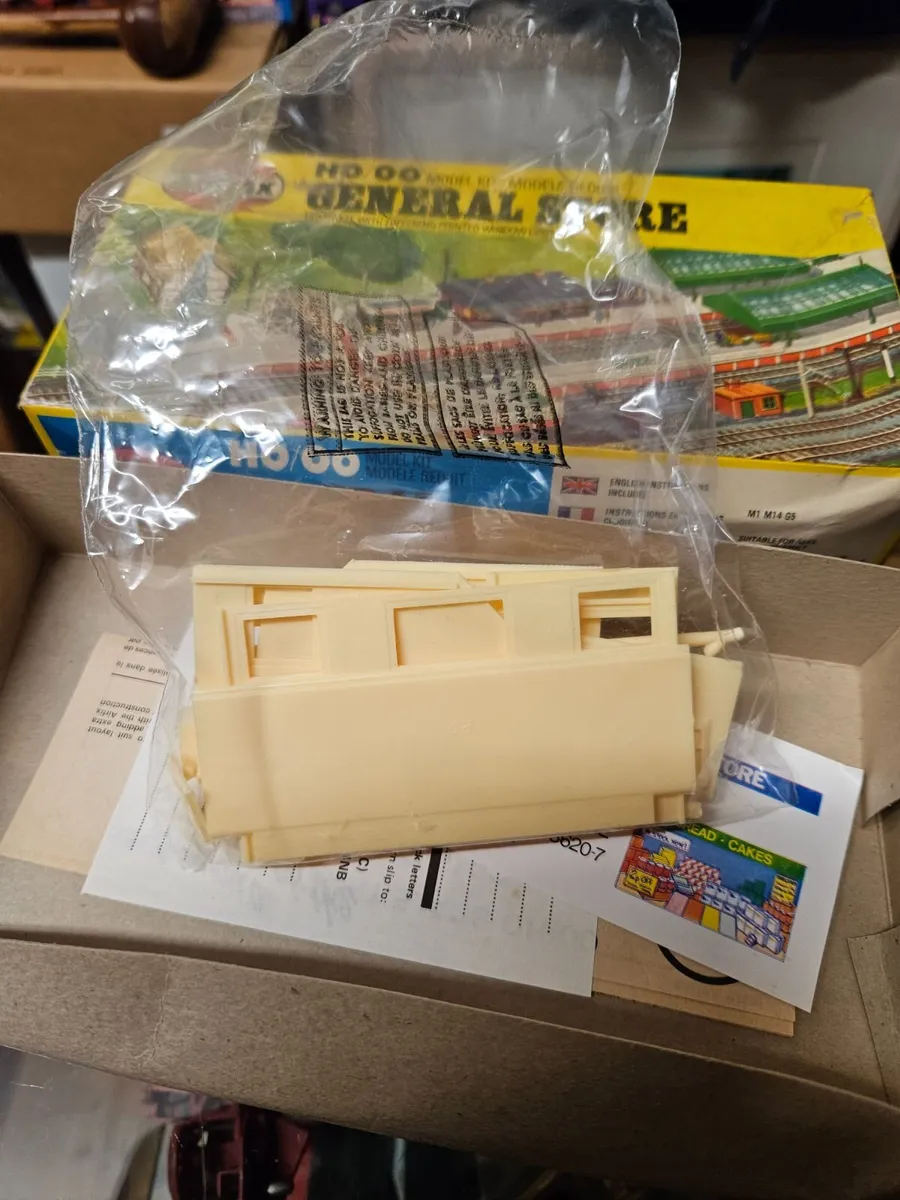 Hornby Airfix OO Gauge Model Kit - Image 1