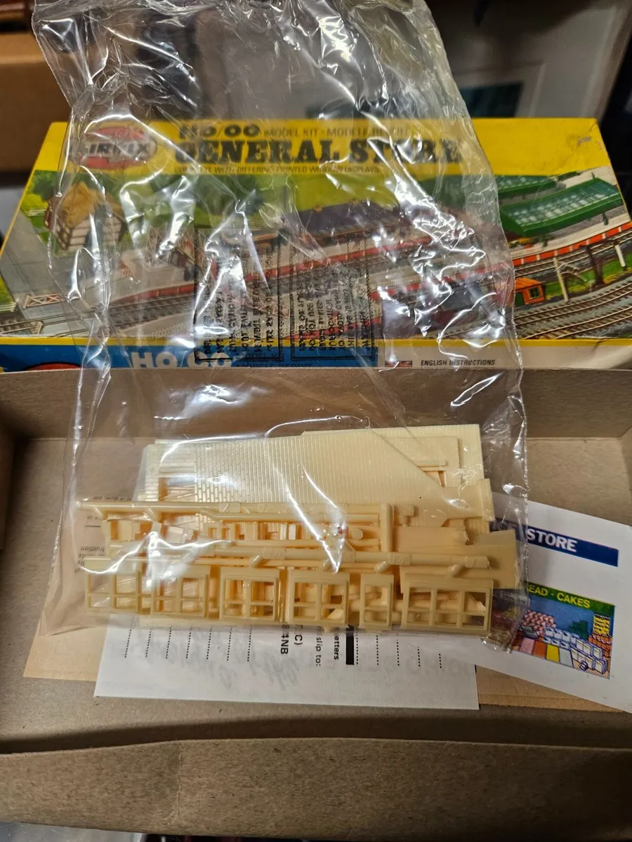 Hornby Airfix OO Gauge Model Kit - Image 2