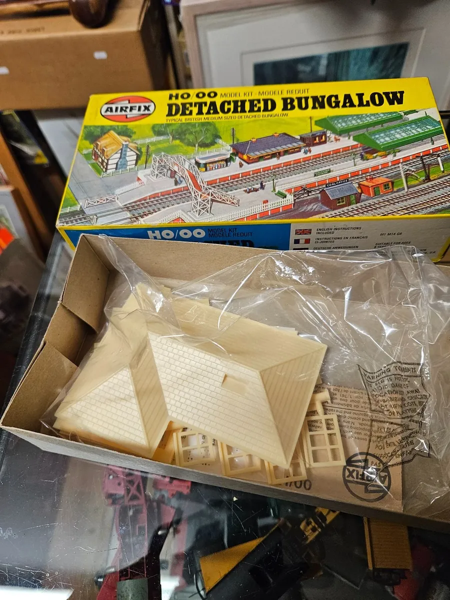 Hornby Airfix OO Gauge Model Kit - Image 1